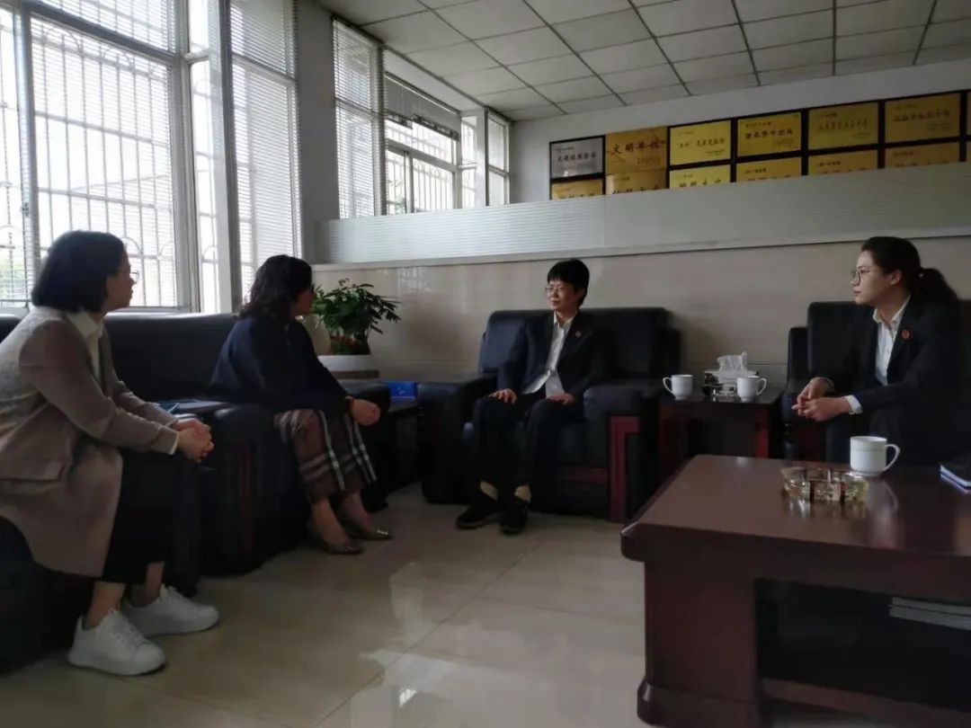 Cseng Yuqing főállású bíró és Du Hangli, a Shengzhou Népbíróság elnöke érkezett cégünkhöz, hogy irányítsák munkánkat.