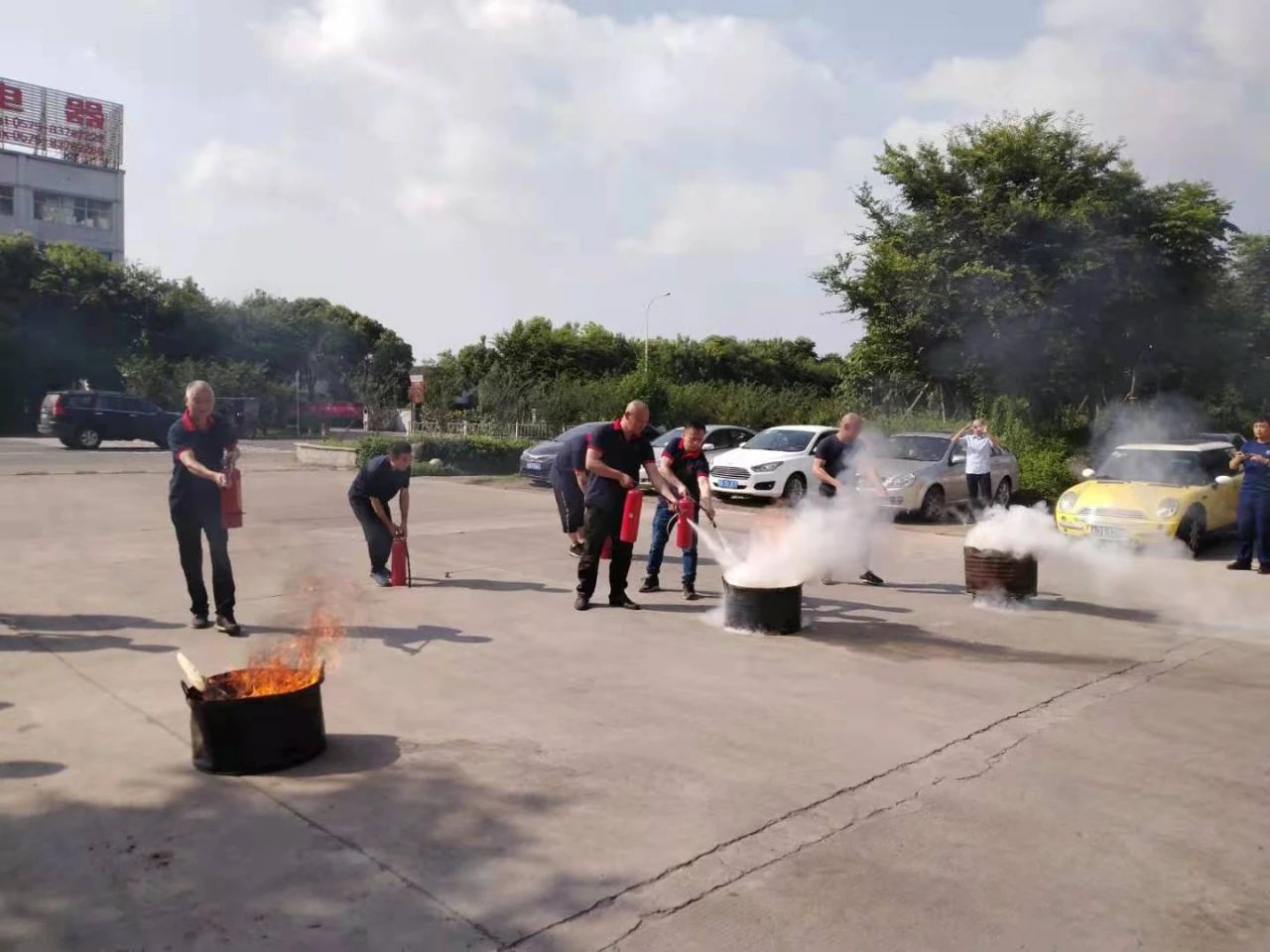 A Zhejiang Jufeng Co., Ltd. „Biztonsági kíséret a párt alapításának századik évfordulója alkalmából” című tevékenységsorozatának tűzoltógyakorlata