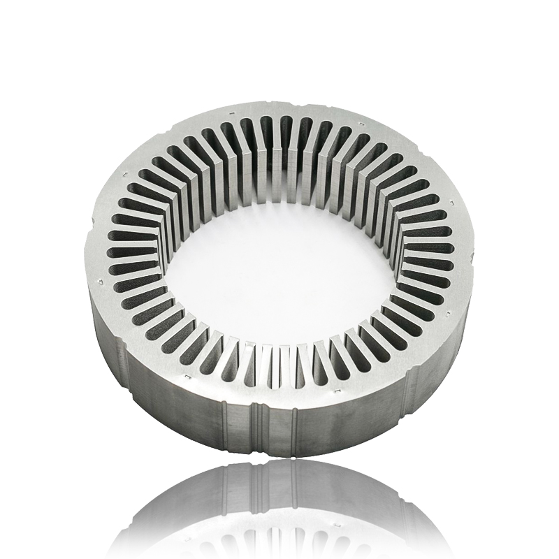 Hogyan befolyásolja a generátormotor állórészében és a forgórészmagjában lévő fogak és rések geometriája a mágneses fluxus eloszlását és a kimeneti nyomatékot?