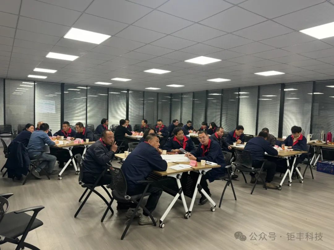 Fegyverrel kezdve ----A csapatmunkát fokozó tevékenységsorozat egyike